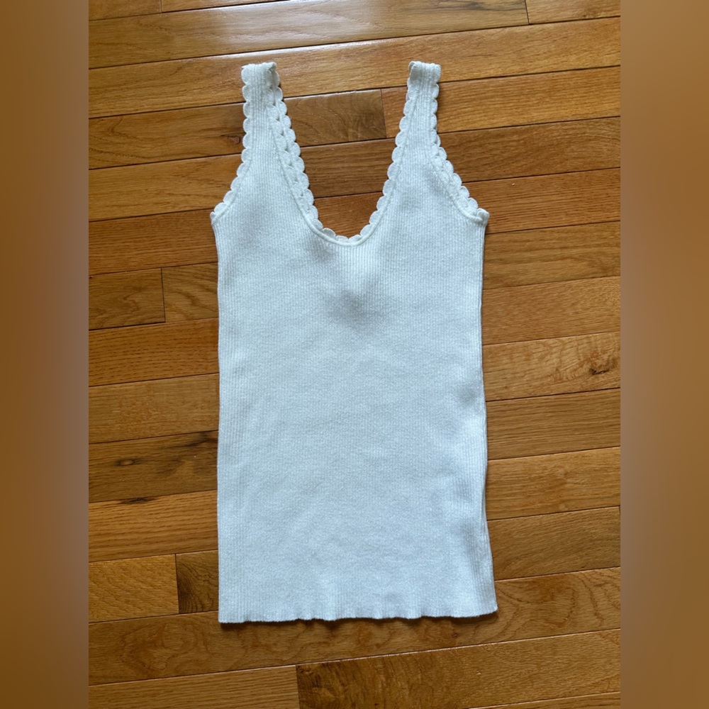Easy Clothes White Scallop Ribbed Tank - Size S/M